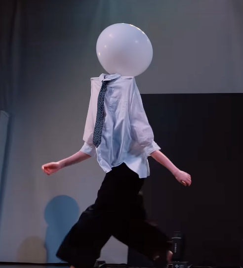 Balloon-head performer